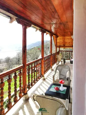 a balcony with a table and chairs on it at Villa Balconlux - Zavojsko jezero, Pirot in Pirot