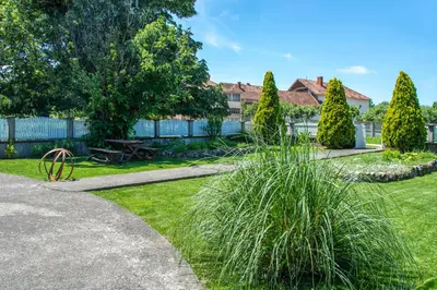 a garden with a table and a fence at Vila Čair in Balajnac