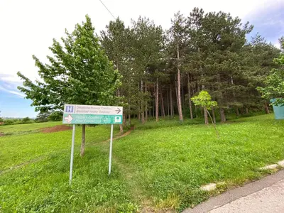 a sign in the grass next to a road at Apartmani JOVANOVIC Sokobanja in Soko Banja