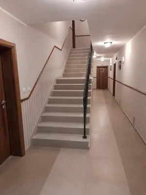 a hallway with stairs in a building with a door at Apartman Emma Vrnjačka Banja in Vrnjačka Banja