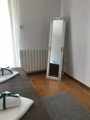 a mirror in the corner of a room at Apartman Djordjevići in Vrnjačka Banja