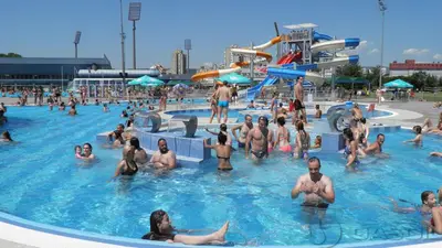 a large group of people in a swimming pool at suvi centar in Niš