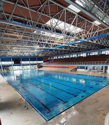 a large swimming pool in a large building at suvi centar in Niš
