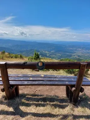 a wooden bench sitting on top of a hill at Čar30 Kraljevi čardaci in Kopaonik