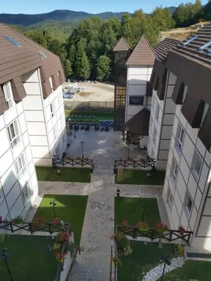 an aerial view of a courtyard between two buildings at Apartman Kraljevi cardaci 5b-32 in Kopaonik