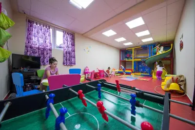 a child in a room with a toy volley ball court at Apartman Kraljevi cardaci 5b-32 in Kopaonik