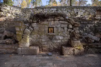 a stone wall with a picture of a woman on it at Vila Greta by Hotel Ramonda in Rtanj