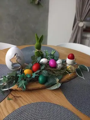 a wooden tray with easter eggs and a bunny on it at Pogled iznad oblaka in Kopaonik