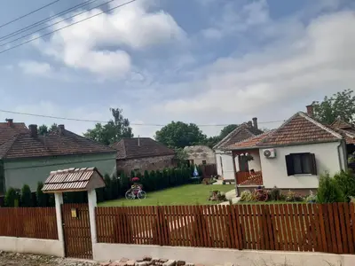 a house with a wooden fence in a yard at Seosko turističko domaćinstvo Stojković in Aleksinac