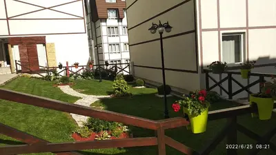 a garden with plants and flowers on a building at Apartman Studio Lux u Kraljevim Čardacima in Kopaonik