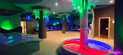 a room with a jacuzzi in the middle of a room at Apartman Studio Lux u Kraljevim Čardacima in Kopaonik