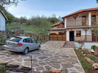 a car parked in a driveway in front of a house at Golemi kamik Pirot Vlasi in Pirot