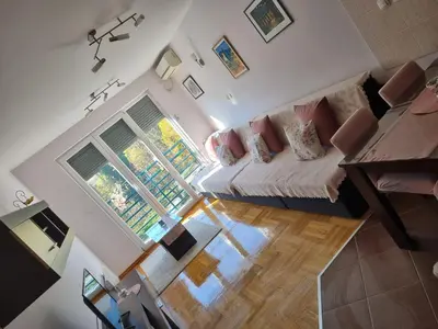 an overhead view of a living room with a couch at Studio apartman Zvezdana Noć in Vrnjačka Banja