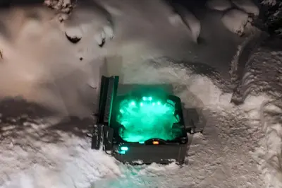 a green traffic light on a snowy street at Drvena Kuca RUŽA in Kopaonik