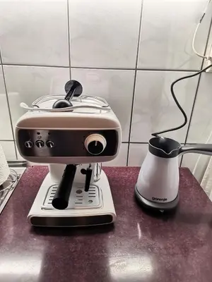 a toaster and a tea kettle on a counter at Apartman kod Vrapca in Vrnjačka Banja