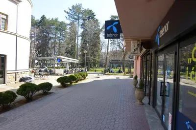 an empty street in a city with a building at Apartman kod Vrapca in Vrnjačka Banja