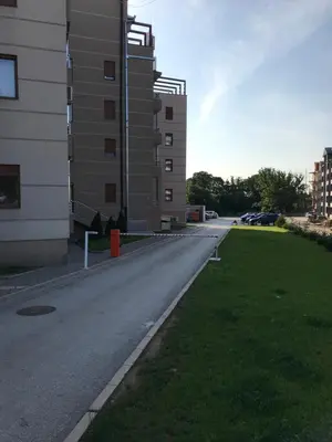 an empty street next to a tall building at Apartman Kentaur Vrnjačka Banja in Vrnjačka Banja
