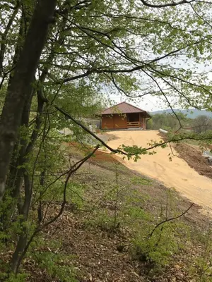 a small house in the middle of a dirt road at Etno selo Rasinski Lug in Ravni