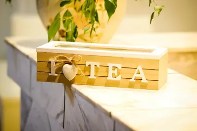 a wooden box with the word tea on a counter at LOTUS (dvosoban apartman) in Vrnjačka Banja