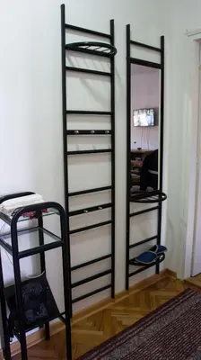 a room with a shelf and a mirror at Dvosoban stan u strogom centru in Kruševac