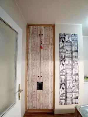 a wooden door in the corner of a room at Apartman A-1 in Zaječar