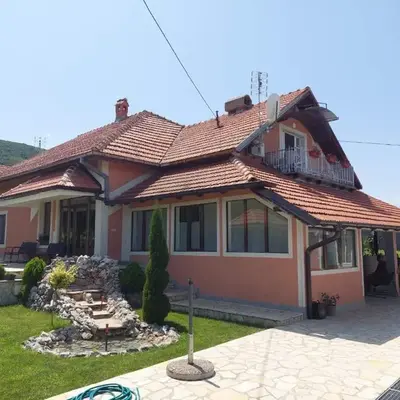 Djokić 3 sa bazenom