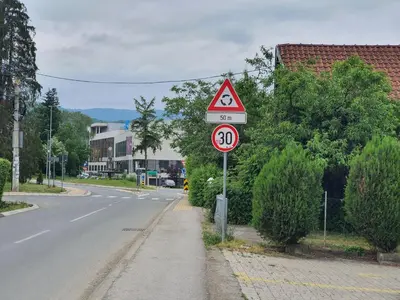 a speed limit sign on the side of a road at Le Soleil Apartman Vrnjačka Banja in Vrnjačka Banja