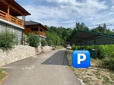 a blue parking sign on the side of a road at Boja Zalaska - kameni apartman in Jagodina