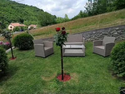 three chairs and a table with a rose on it at Studio sa francuskim i pomoćnim ležajem - Romansa in Ribarska Banja