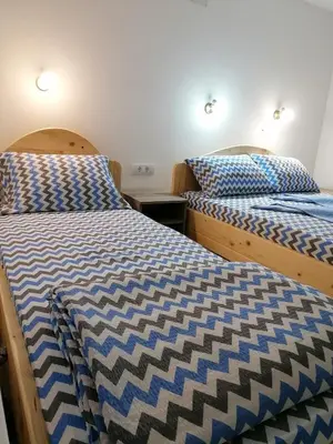 two beds sitting next to each other in a room at Studio sa francuskim i pomoćnim ležajem - Romansa in Ribarska Banja