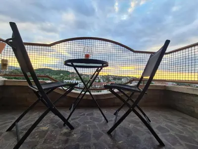 a table and two chairs sitting on a balcony at Apartman 'Kapljica' in Vrnjačka Banja