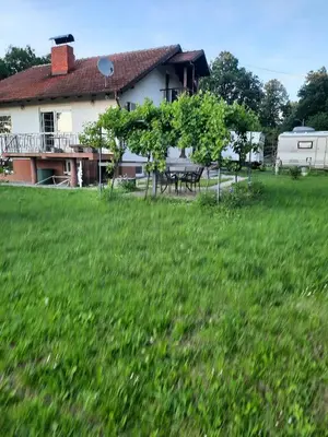 a house with a picnic table in a field of grass at Ferienwohnung Süß in Kovanluk