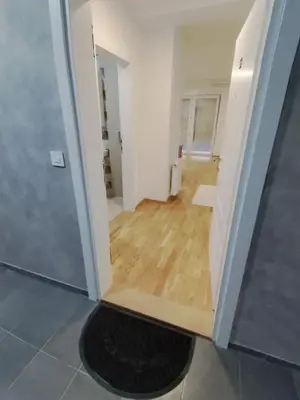 an empty room with a wooden floor and a hallway at Apartman Tara Jagodina, ima free parking u garazi in Jagodina
