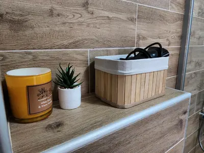 a shelf with a candle and a plant on it at Apartman Minja in Vrnjačka Banja