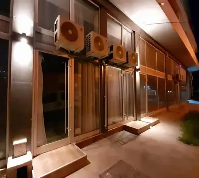 a room with some speakers on the side of a building at Limone apartmani Niš in Niš