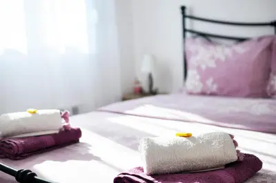 a bedroom with two towels on a bed at Apartman Provansa in Vrnjačka Banja