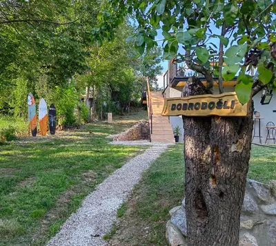 a sign on the side of a tree at Brvnara Riva in Niš