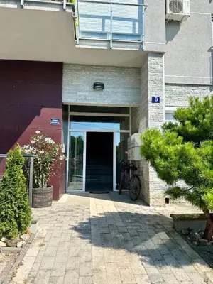 a bike parked in front of a building at Prelep Pogled, Elegantan Komfor Blizu Centra, Besplatan Parking, Apartman Floresta in Vrnjačka Banja
