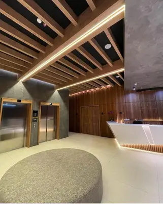 a lobby with a circular table and wooden ceilings at Woodside Apartman Kopaonik 315 in Kopaonik