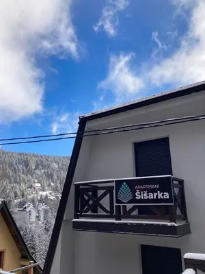 a sign on the side of a building at Apartman Dve Skije, Apartmani Šišarka in Kopaonik