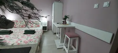 a small room with a bed and a table at KOSA APARTMAN in Vrnjačka Banja