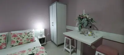 a small room with a desk and a bedroom with a bed at KOSA APARTMAN in Vrnjačka Banja