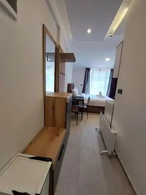 a room with a room with a bed and a table at Apartman Mile High -N Lux 90a Milmari Kopaonik in Kopaonik