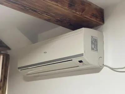 a white microwave oven hanging from a ceiling at APARTMAN Pahuljica in Kruševac