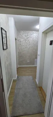 an empty room with a hallway with a carpet at Apartman Vukota 2 Pirot in Pirot