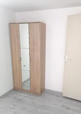 a wooden door in the corner of a room at Apartman Mata in Soko Banja