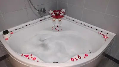 a bath tub with red decorations on the inside of it at Apartman Raj in Vrnjačka Banja