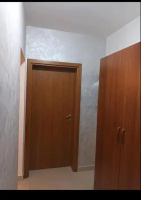 a room with a wooden door in a room at Apartman Romantic in Vrnjačka Banja