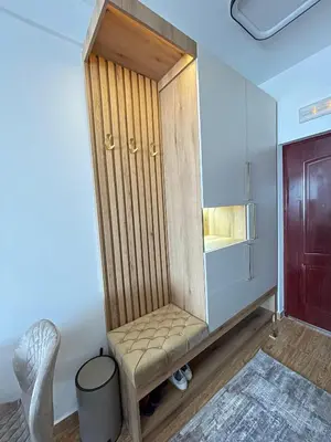 a room with a chair and a cabinet in a room at Geregs alibi in Kopaonik