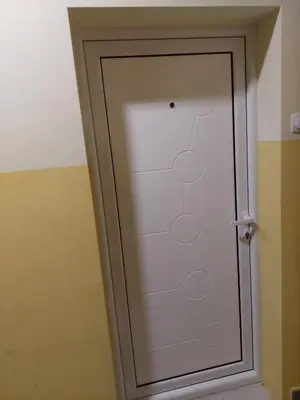 a glass door with circles on it in a room at Apartman Aleksić u centru grada in Knjazevac.